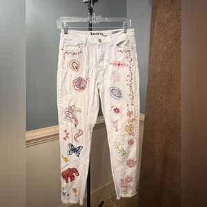 Indigo Women's Embroidered animals and flowers raw hem White Jeans boho size 8